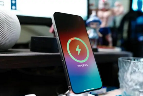 洪洞苹果15换屏服务分享用什么充电器给iPhone15充电更好 